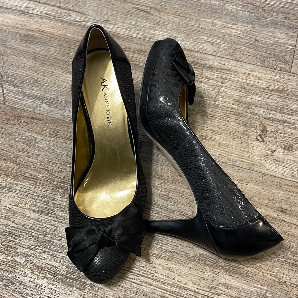 Anne Klein Black Heel with Bow size 8 excellent condition
